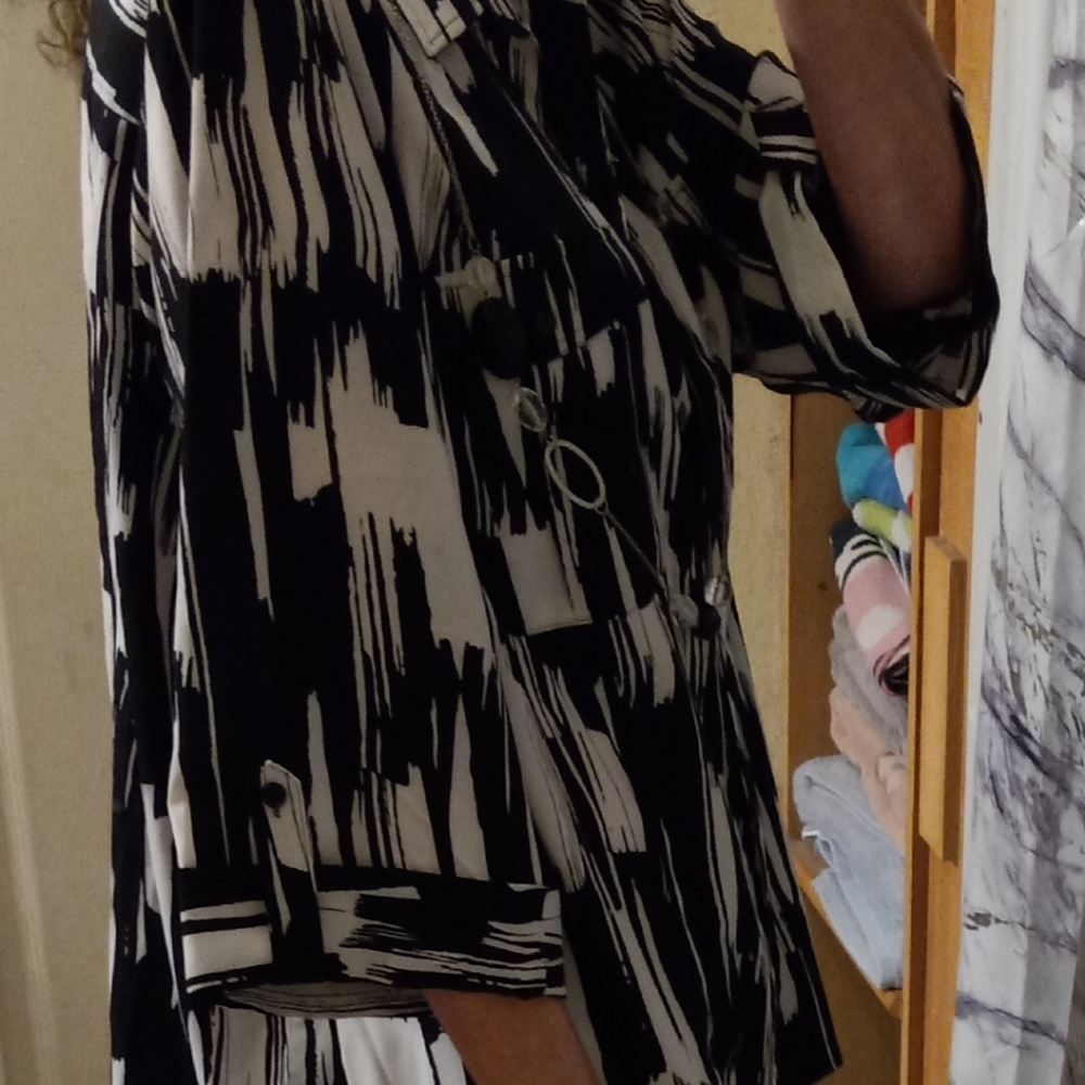 **SOLD**Maggie Barnes  2x  black and white has 2 pockets
